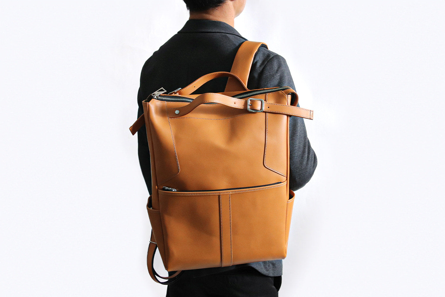 JYO ARVINISTA DRISS 後ろ姿が決まる洗練されたデザイン。しっとりした