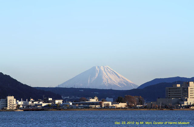 諏訪湖から見る富士