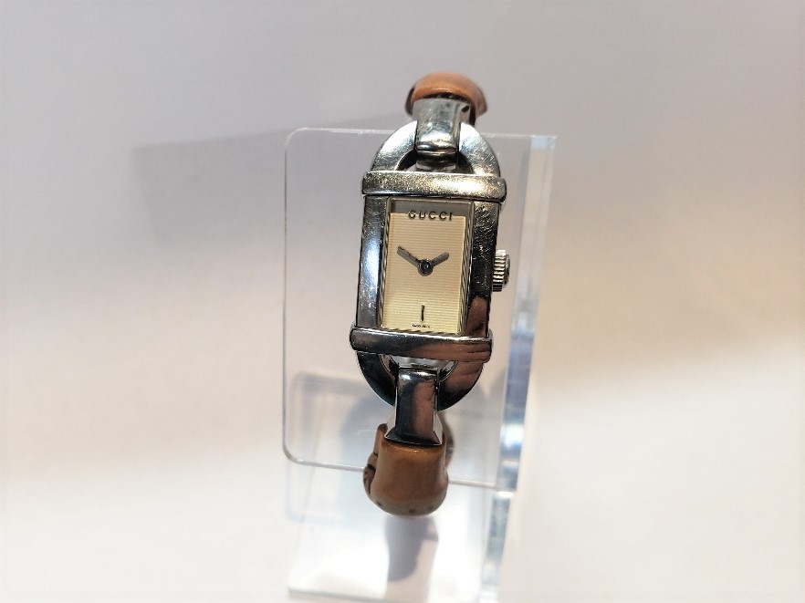 裏蓋がネジ式の GUCCI グッチ 6800Lの電池交換