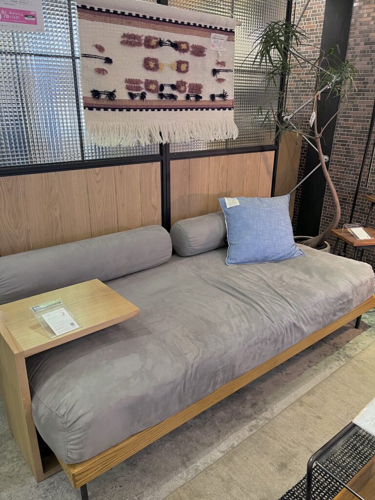 コの字型が正解！？サイドテーブル購入レポ | なゆログ