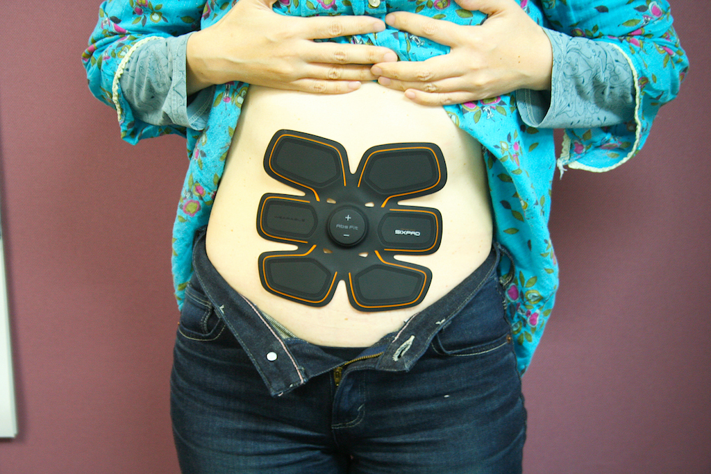 ながらトレーニング”で腹筋を割りたい。「SIXPAD」などEMSトレーニング