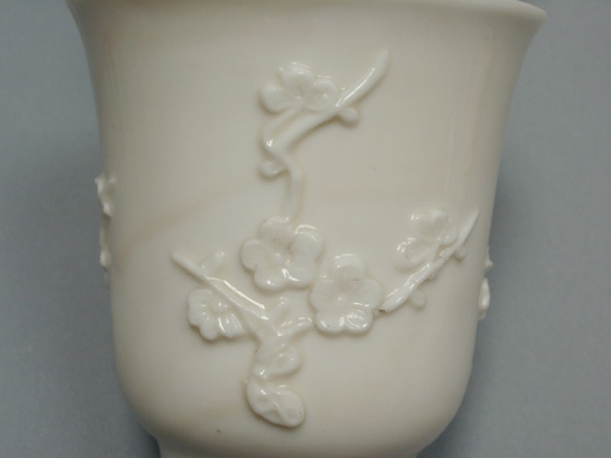 中国 徳化窯 梅貼り文、1662-1722年（康煕年間）