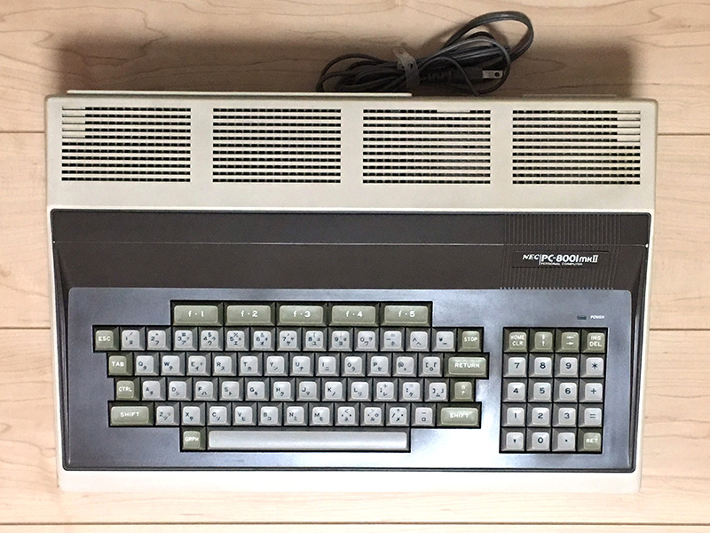 大ヒットしたPC-8001の後継機にして、FM-7のライバル機種「PC-8001mkII