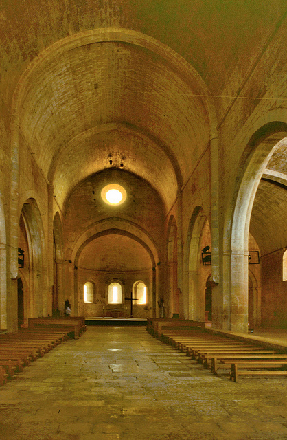 ロマネスク建築 (3) – ル・トロネ修道院～光と祈りの空間～ | ALG