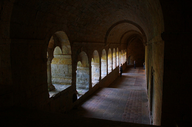 ロマネスク建築 (2) – ル・トロネ修道院～光による明暗のコントラスト