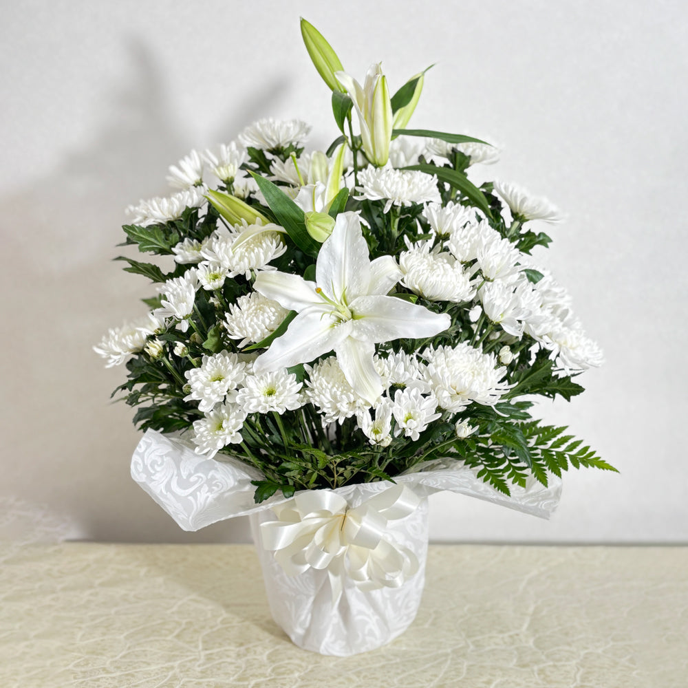 白系お供えアレンジメント – 花のブルーメンノイエ