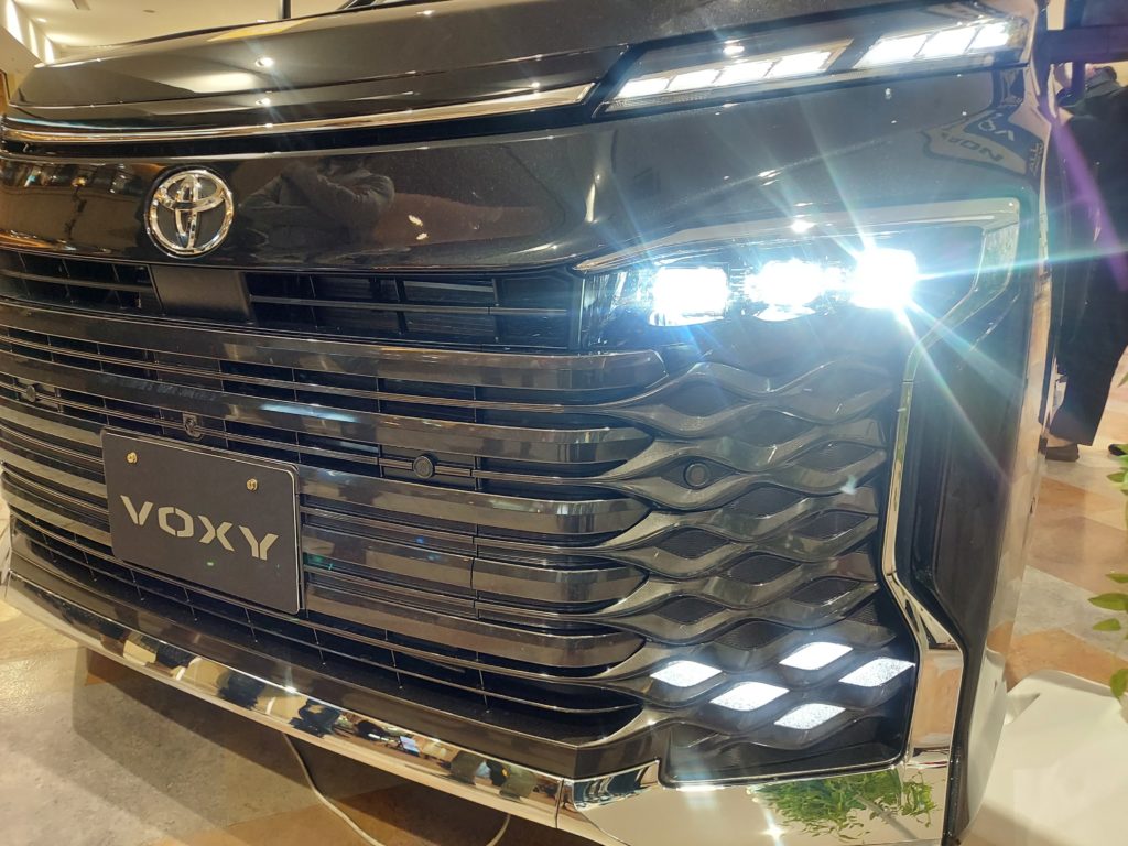 新型ヴォクシー(2022)展示車アティチュードブラックマイカ(218)外観の