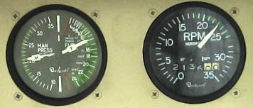 飛行機のManifold Pressure Gauge と Tachometer （RPM）