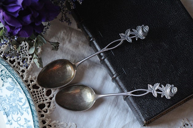 2本あり！イニシャル入りバラのシルバー製ティースプーン イギリス