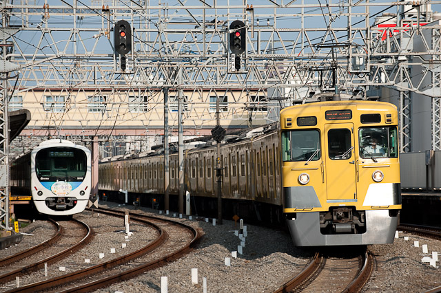西武鉄道 2000系 2+2+6編成が新宿線を走る – 2011年8月8日 – 回送電車