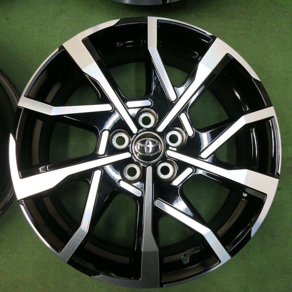 新型プリウスZグレード純正アルミホイール4本 トヨタ - 60 プリウス Z