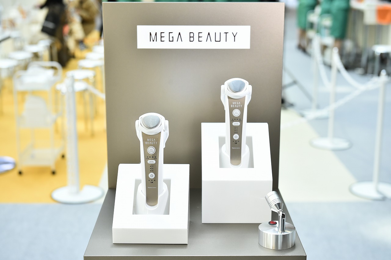 CAも驚きのうるツヤが叶う美顔器〈発表会レポ〉 - girlswalker