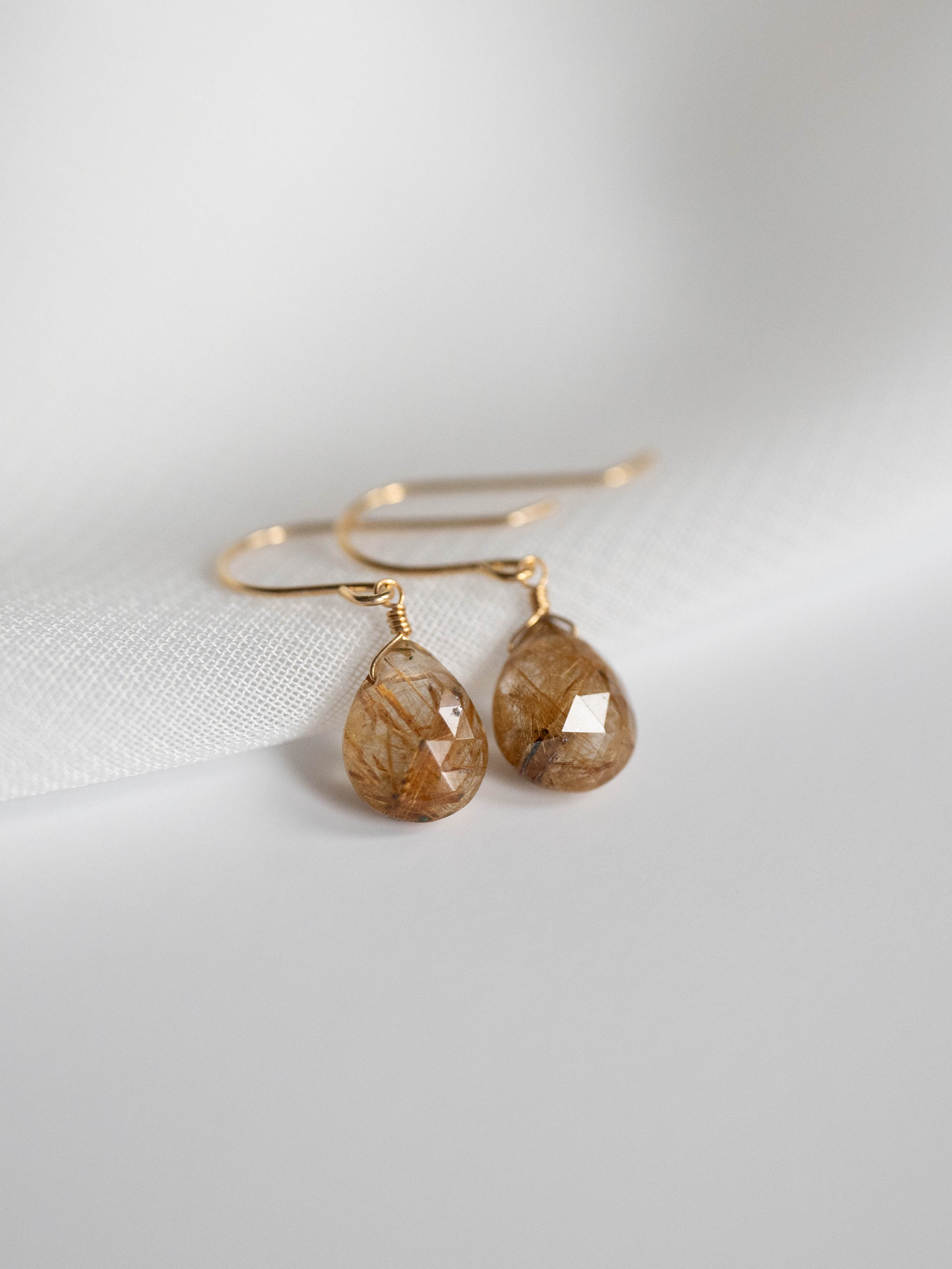 ゴールドルチルクォーツM ペアシェイプ ピアス｜IDIOS