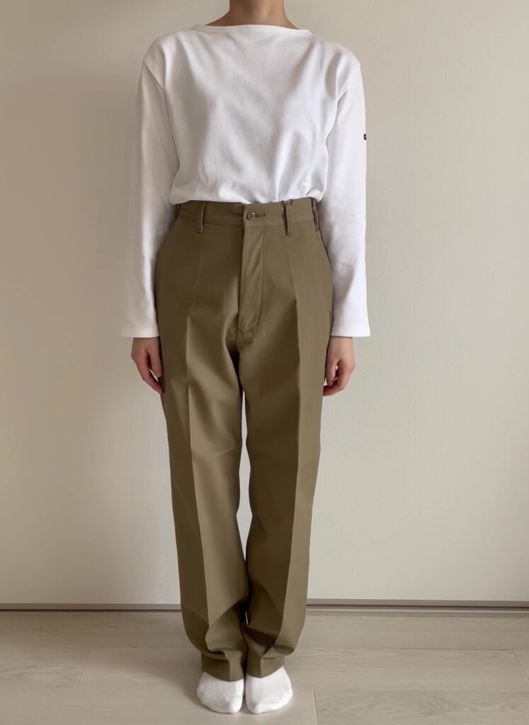 綿100%なのに上品なハリ感。Shinzoneのハイウエストチノパンをレビュー