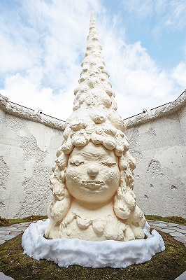 奈良美智「あおもり犬」と「Miss Forest／森の子」のスノードーム