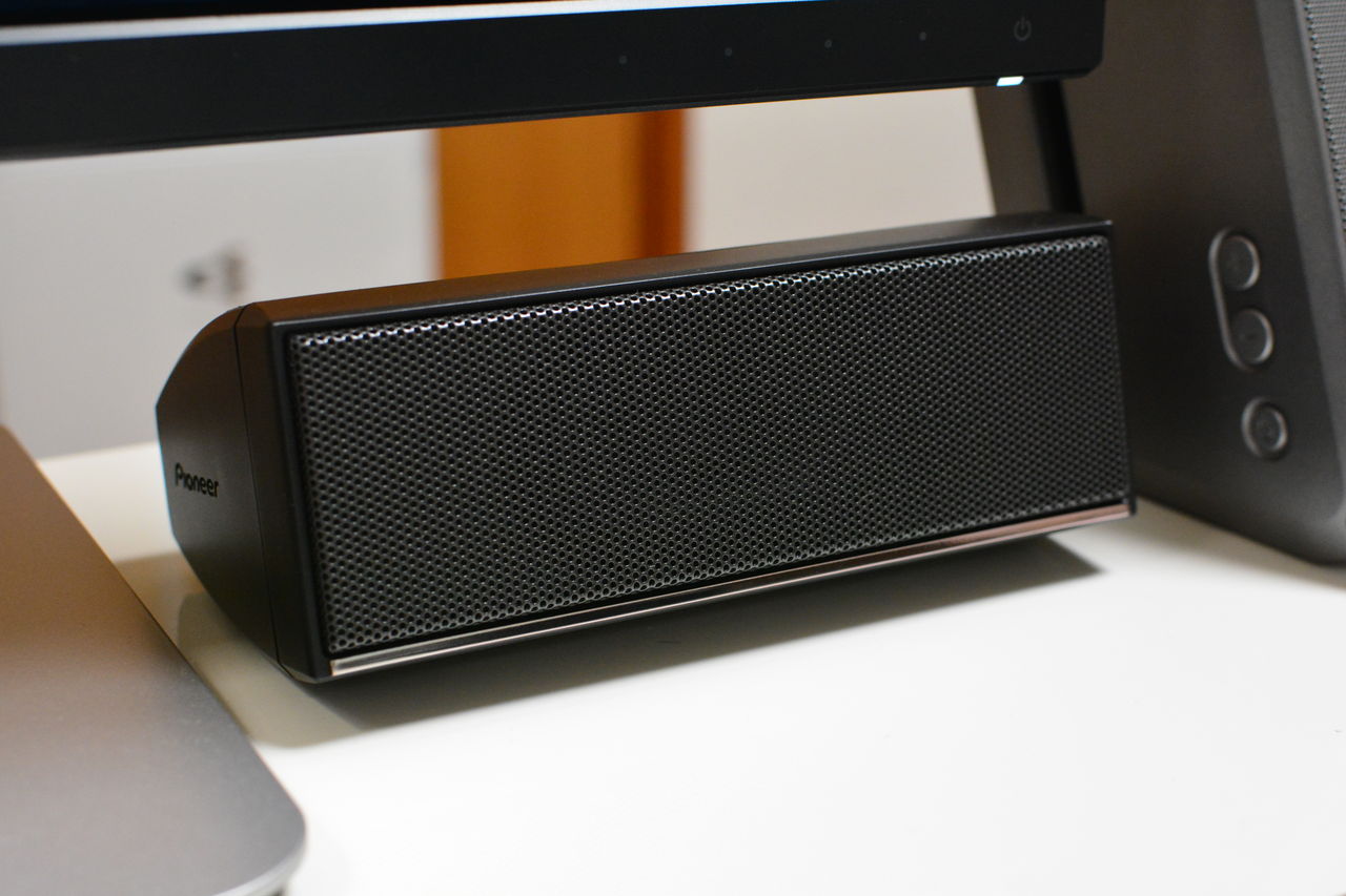 セパレートという新提案？デスクトップ環境にシアターシステム導入