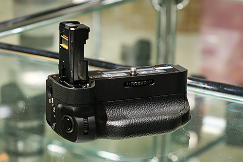 今回はかなり使える！「α7 II」専用 縦位置グリップ「VG-C2EM」 外観