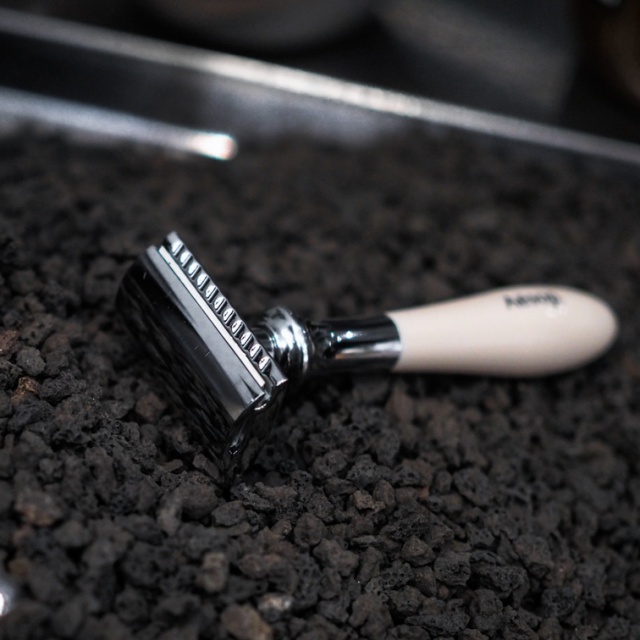 イソップ」の両刃シェーバーで、ボンドのごとく髭を剃りたい。｜Pen Online