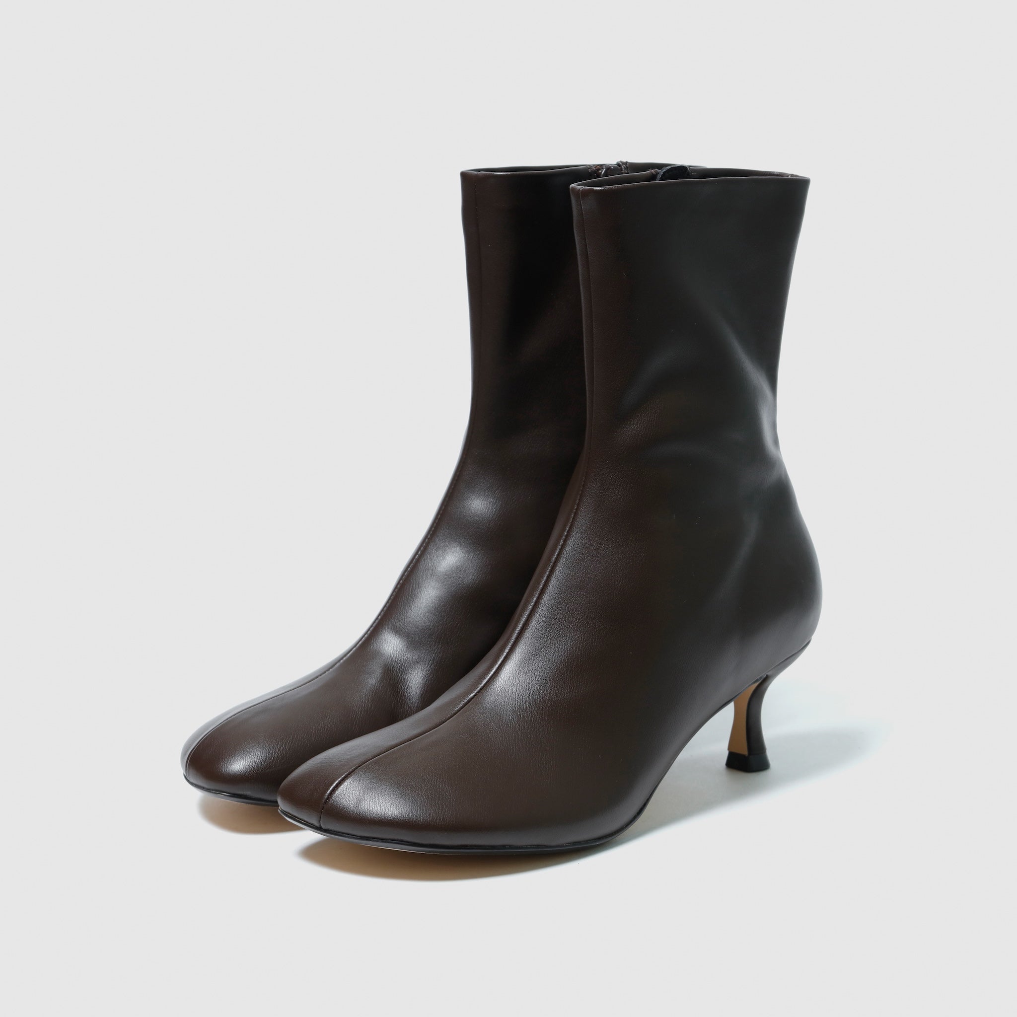 ラウンドトゥミドルヒールブーツ