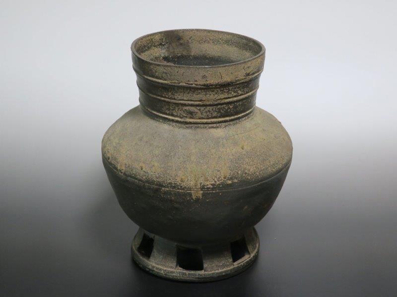 仙遊洞 新羅 須恵器 台付き波状文壺