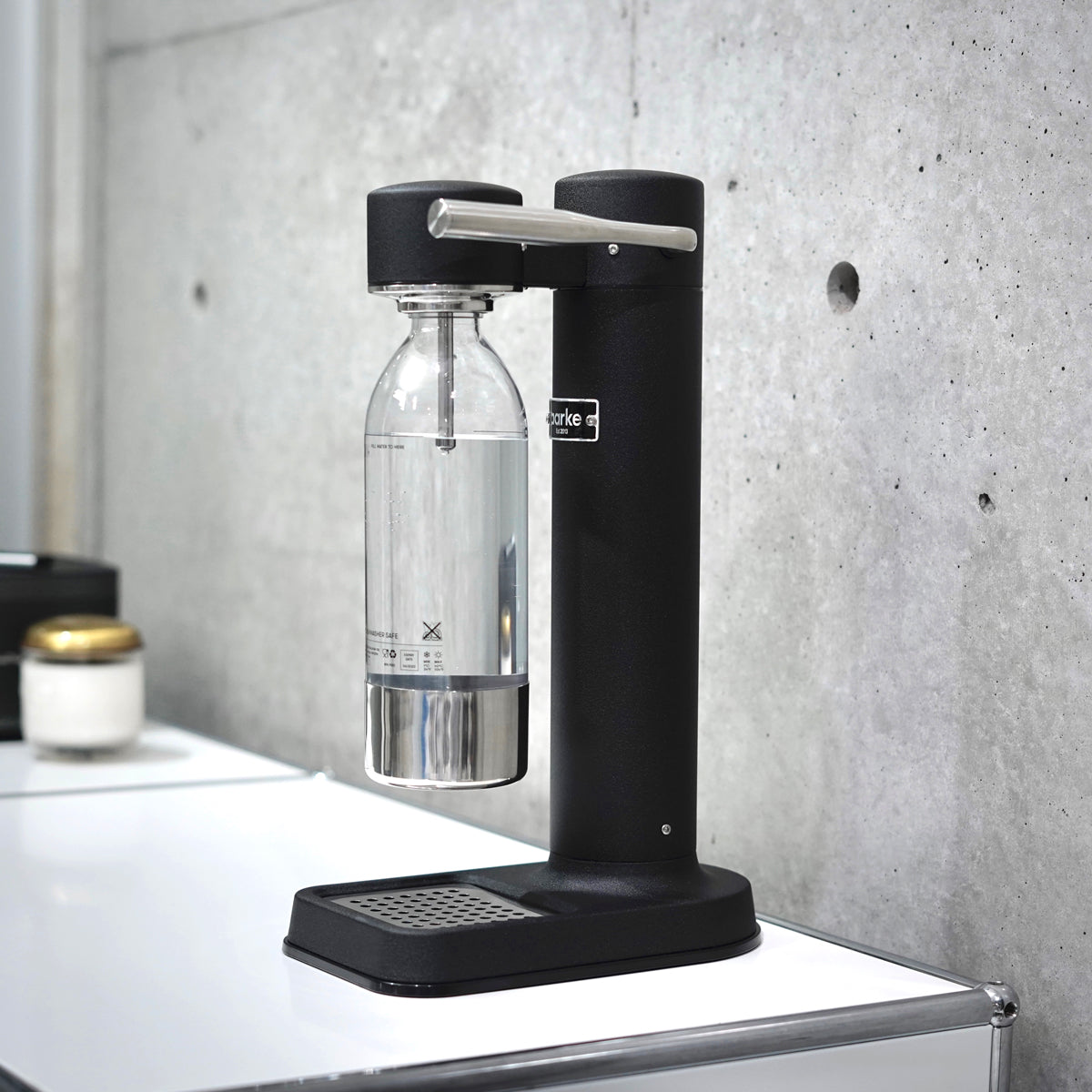 北欧家具のように美しい炭酸水メーカー、aarkeの「Carbonator 3」を