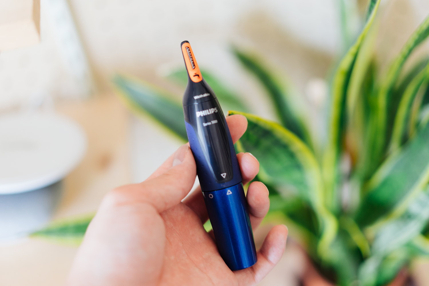 20代、急に伸びる鼻毛に。フィリップスの痛くない鼻毛カッター