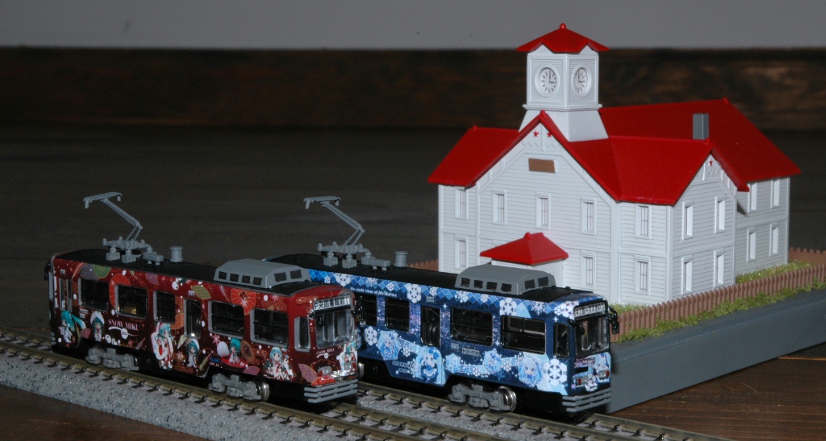 札幌市交通局3300型雪ミク電車と時計台