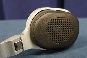 AC2 / KEF ヘッドホン M500 M200 展示