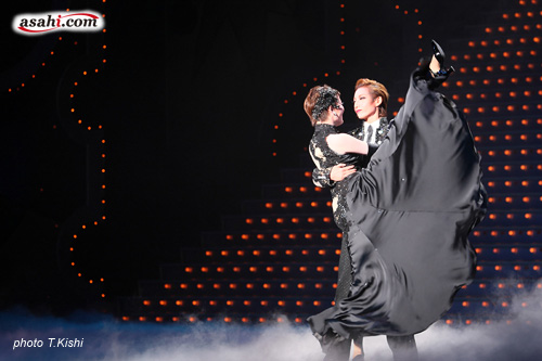 asahi.com（朝日新聞社）：映画史に残る名作を再演 宝塚「誰がために鐘