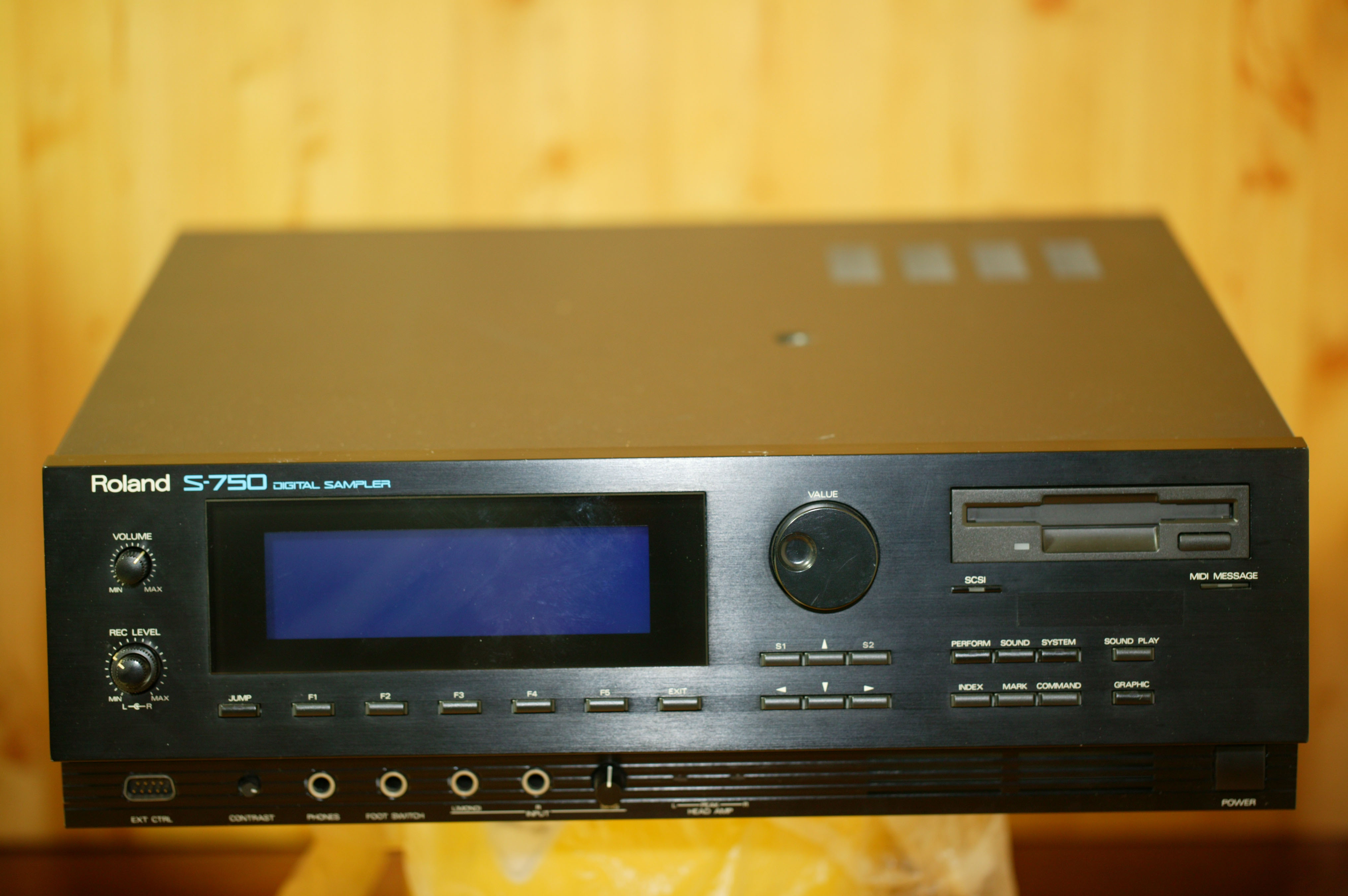 Roland S750に内蔵SCSIを増設して、CF AztecMonsterを内蔵させる