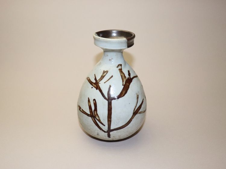 李朝　鉄砂　瓶　徳利　鳳凰文　箱付 李朝 白磁面取瓶 徳利 木箱付（1392–1897 CE） | 入蘆花（ロカニイル）