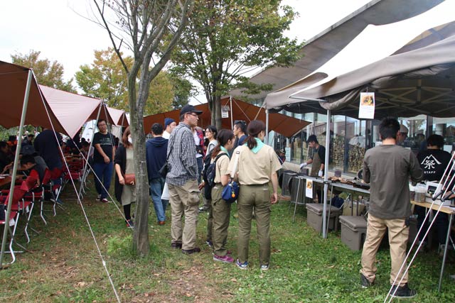 スノーピーク雪峰祭は汗ばむ陽気で朝から行列