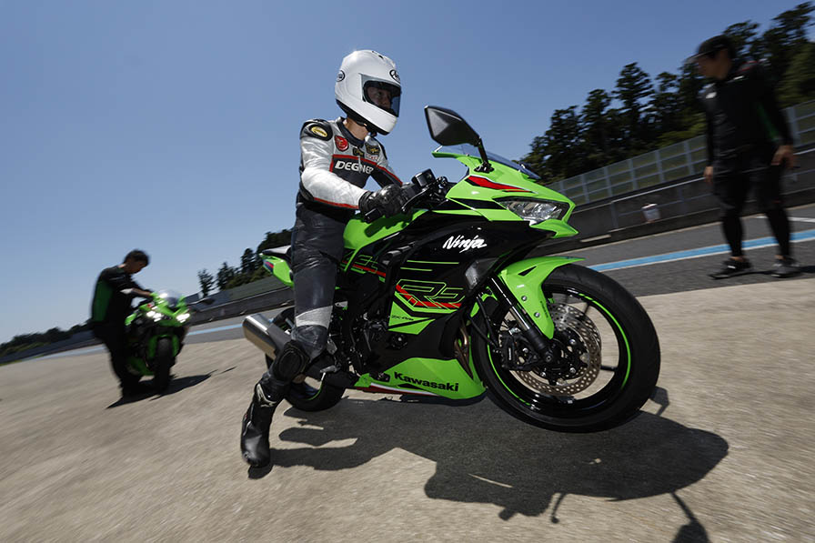 77馬力の400cc」は 意外やピーキーな純スポーツ！ Kawasaki Ninja ZX
