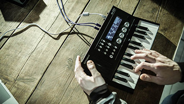 Roland - News Release - 古いアナログ・シンセサイザーから最新