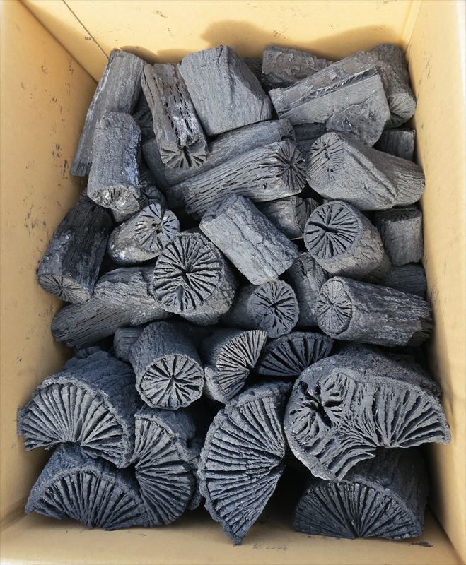 クヌギを使用した純国産の黒炭 全国唯一 能勢菊炭、池田炭窯元直営店