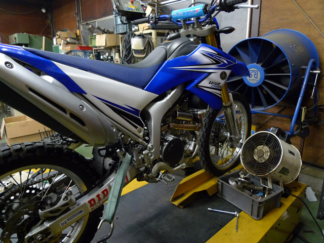 WR250R | 忠さんが陣頭指揮をとってマフラーを開発していく実際の