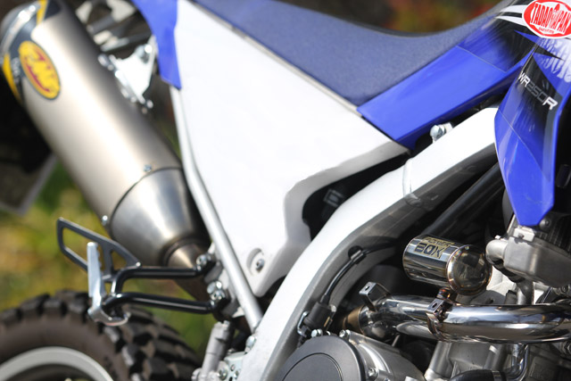 WR250R | 忠さんが陣頭指揮をとってマフラーを開発していく実際の