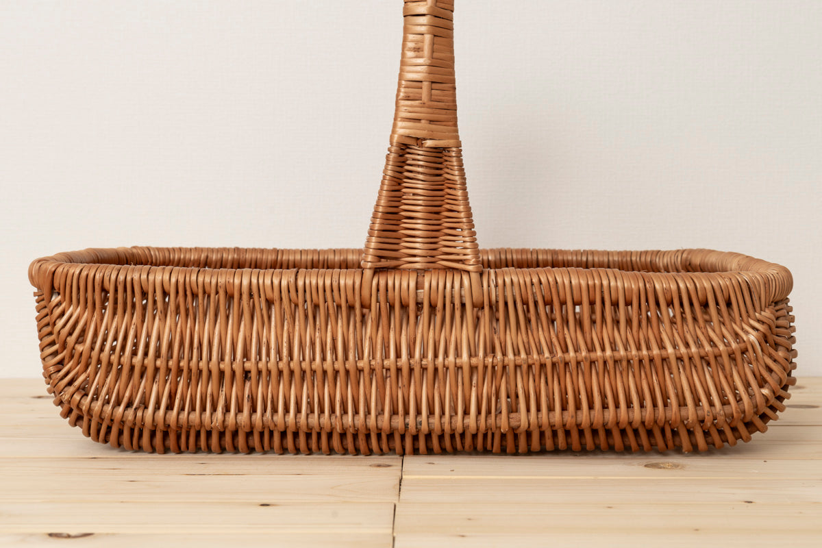 ポーランドのむきやなぎで編まれた、横長の浅型かご – 市川籠店