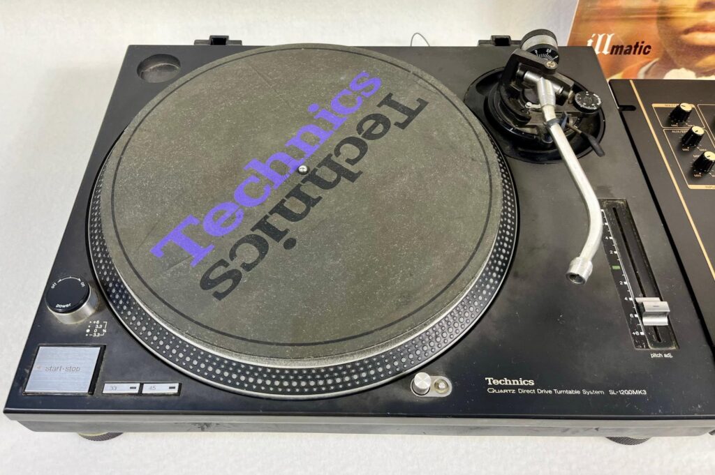 ヒップホップの楽器！？王道ターンテーブル Technics SL-1200とは