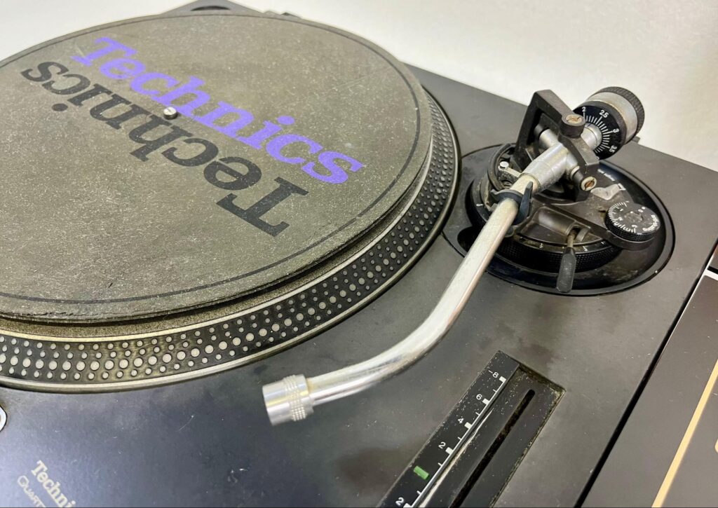ヒップホップの楽器！？王道ターンテーブル Technics SL-1200とは