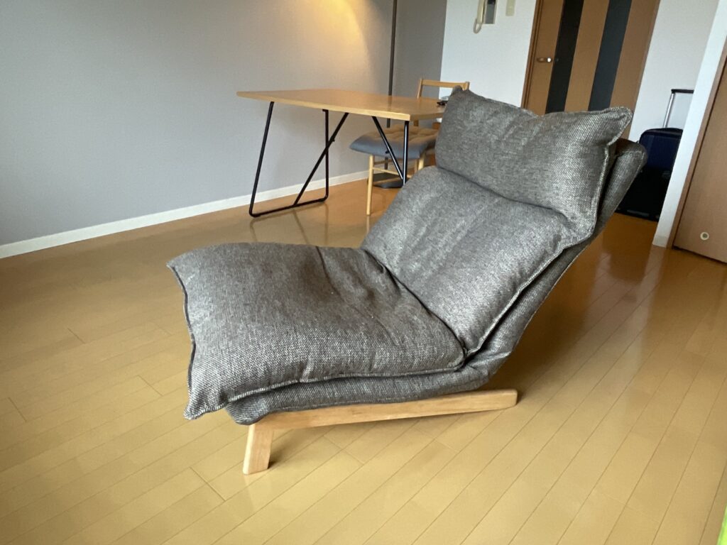 ポエングを手放して無印の「ハイバックリクライニングソファ」に