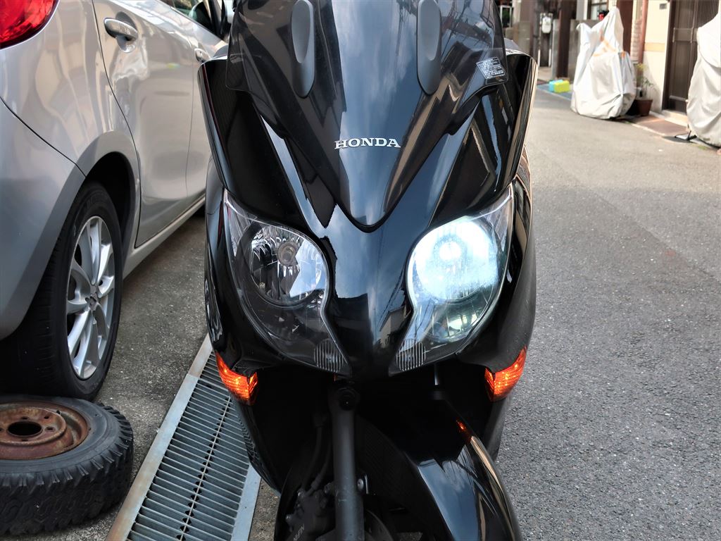 フォルツァMF10 右ヘッドライトバルブ交換 | やっちゃんのバイク物語