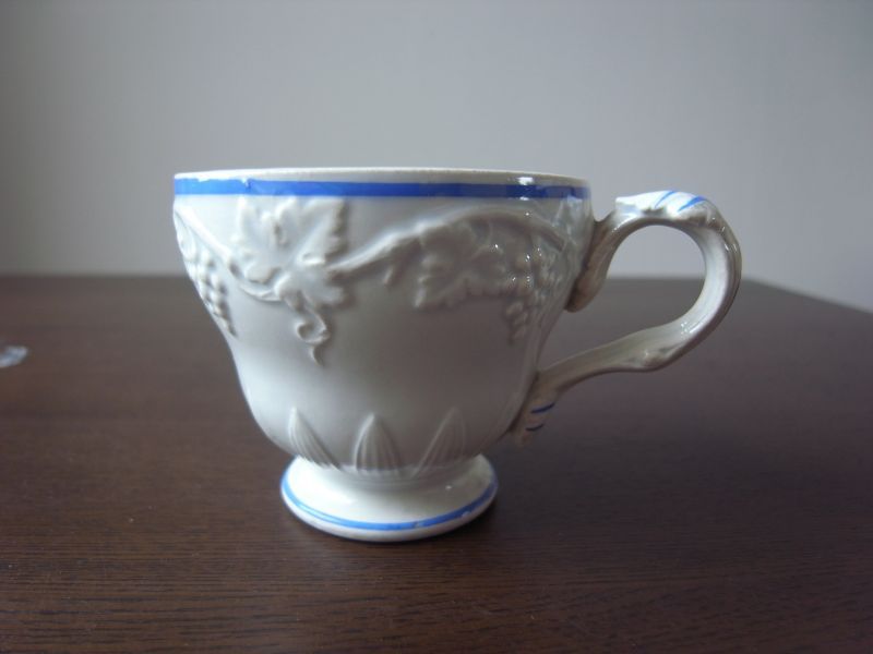 クレイユモントローのレリーフカップ アンティーク - テーブルB