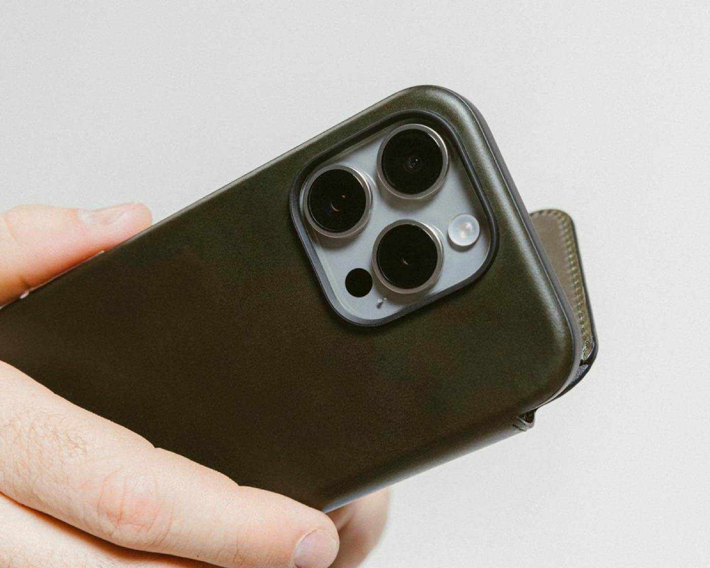 NOMAD製レザーケース｢NOMAD Modern Leather Case｣と｢NOMAD Modern