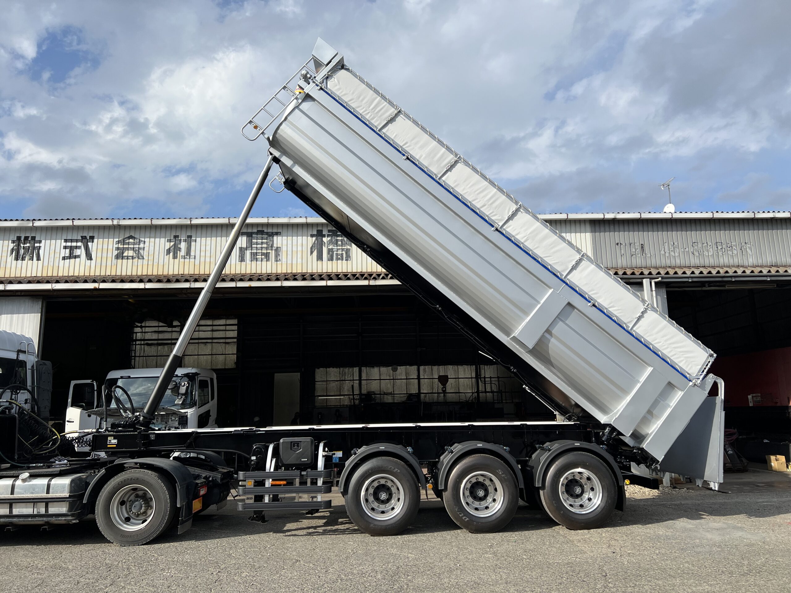 HARDOX® 土砂運搬用ダンプセミトレーラー 18㎥ | 高橋ボデー