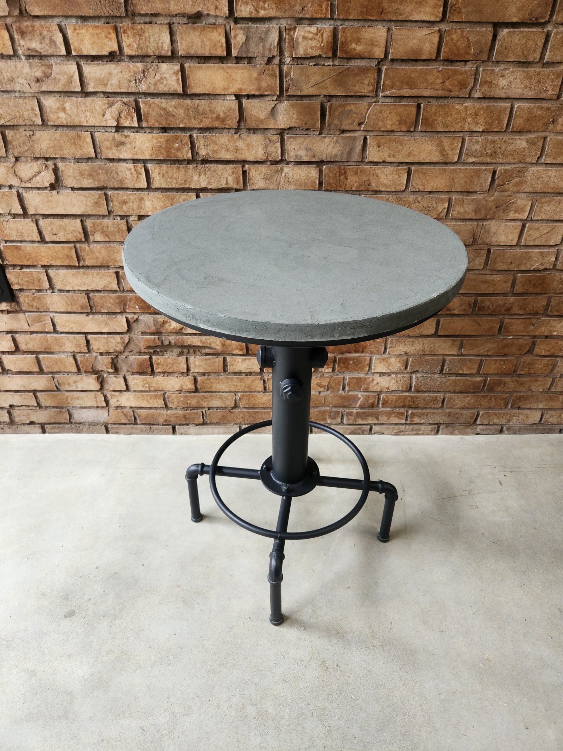 マイクロセメント「モルクラフト」テーブル天板をモルタル調にリメイク