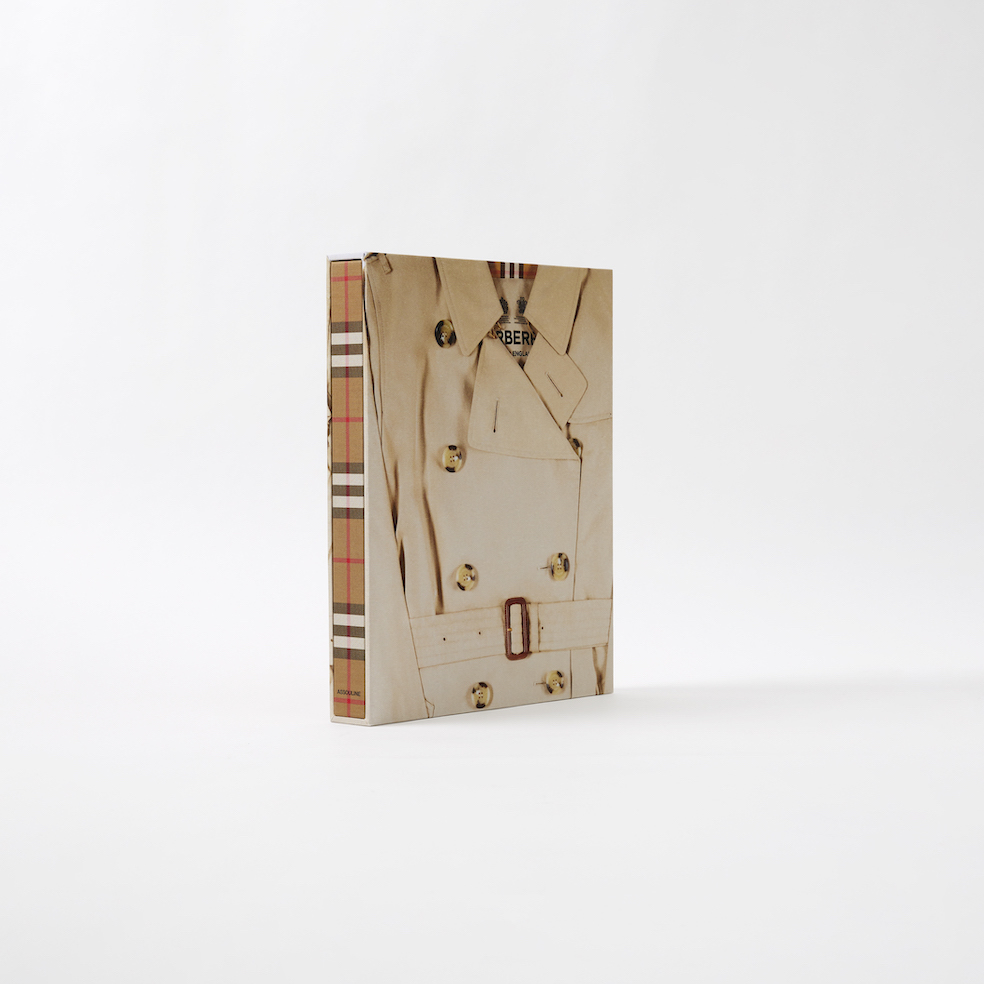 バーバリー》が書籍「Burberry」を発売 | Them magazine
