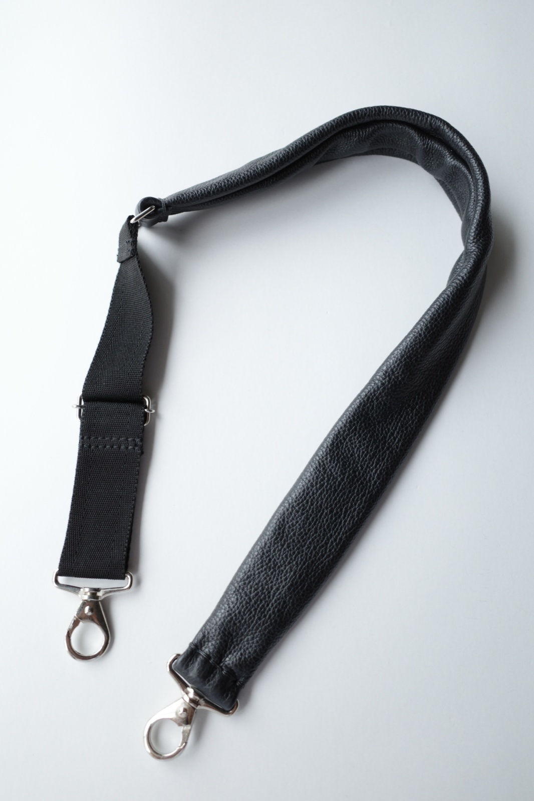 ebagos エバゴス フニュ シュリンク ソフトショルダーベルト・ブラック