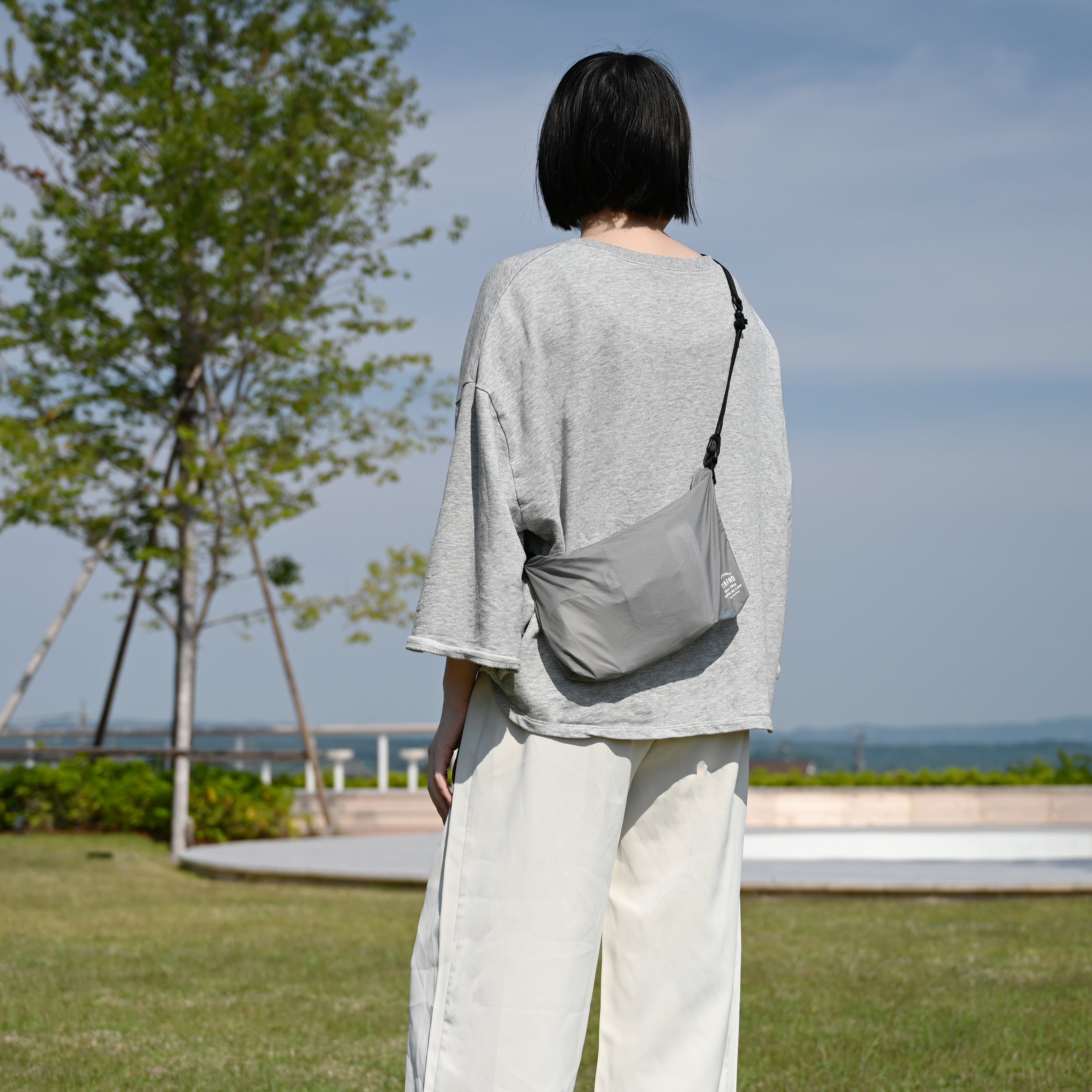 ULTIMATE LIGHT SHOULDER BAG -MINI- – TO&FRO 軽さをもってでかけよう。