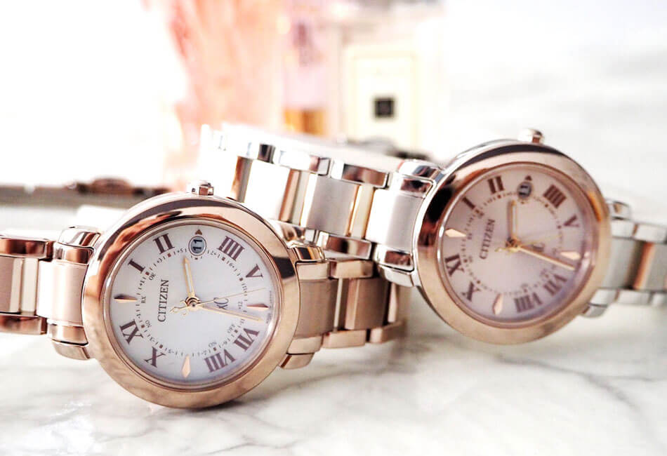 前を向いて頑張る女性の腕元に光を差すxC hikariコレクション | FIRST